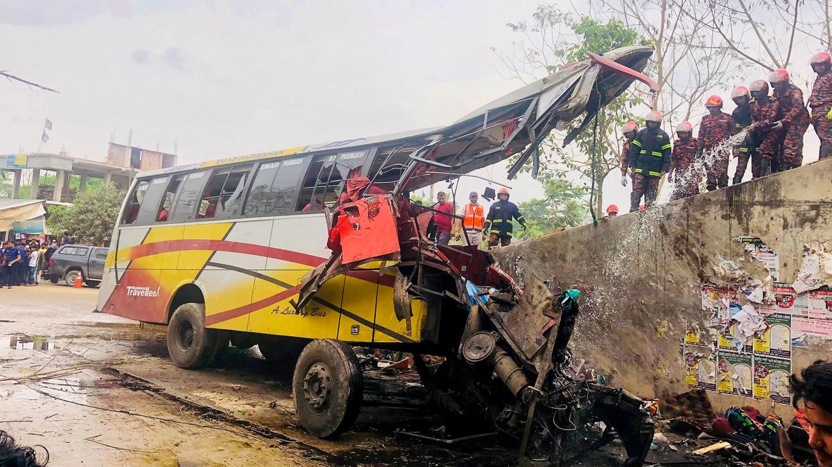 Nehoda autobusu v Bangladéši si vyžádala nejméně 19 mrtvých